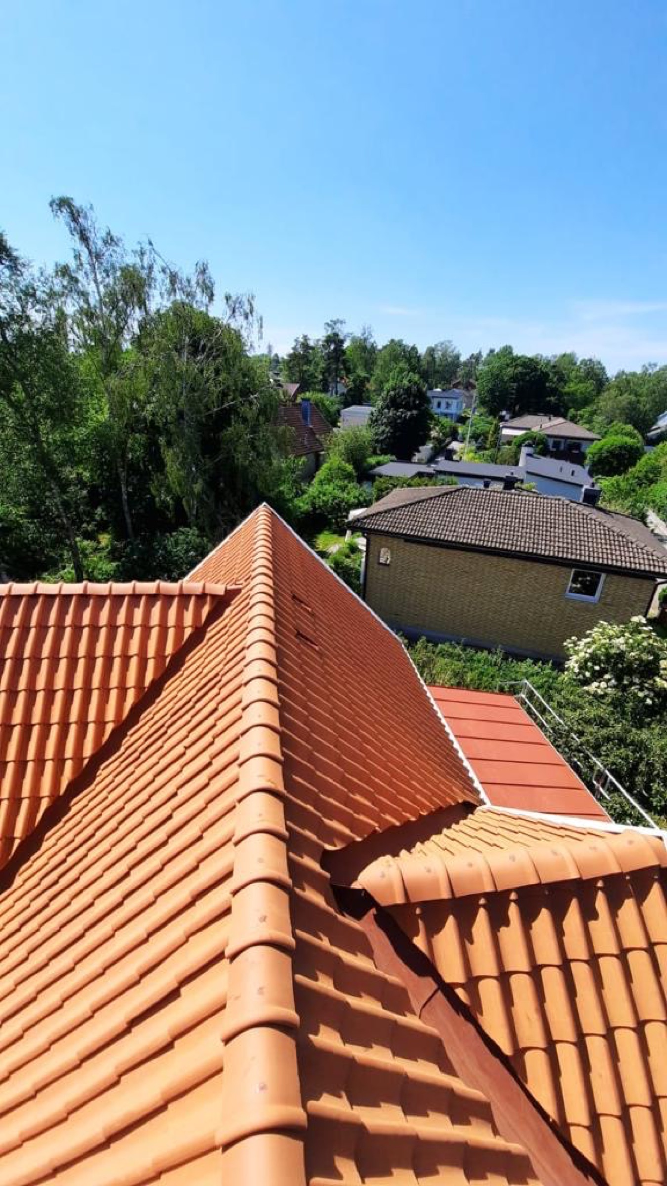 Lertegel — klassiska röda tegelpannor från Vittinge på villatak